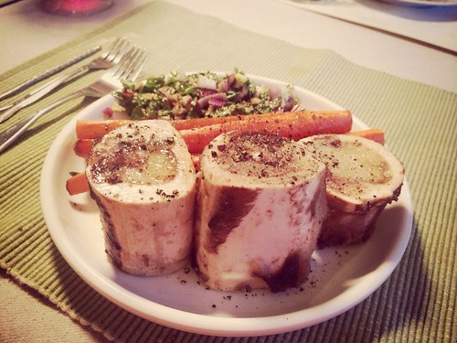Beef bone marrow with carrots and salad <a style="margin-left:10px; font-size:0.8em;" href="http://www.flickr.com/photos/118228725@N06/13073743755/" target="_blank">@flickr</a>