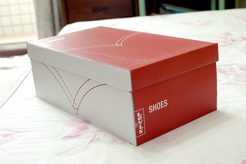 Levi's 鞋盒也有著名的縫線，很有設計感