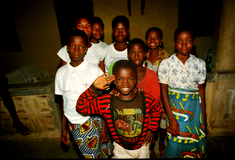 Togo West Africa Village Children close to Palimé formerly known as Kpalimé is a city in Plateaux Region Togo near the Ghanaian border 24 April 1999 068<br/>© <a href="https://flickr.com/people/41087279@N00" target="_blank" rel="nofollow">41087279@N00</a> (<a href="https://flickr.com/photo.gne?id=13906777741" target="_blank" rel="nofollow">Flickr</a>)