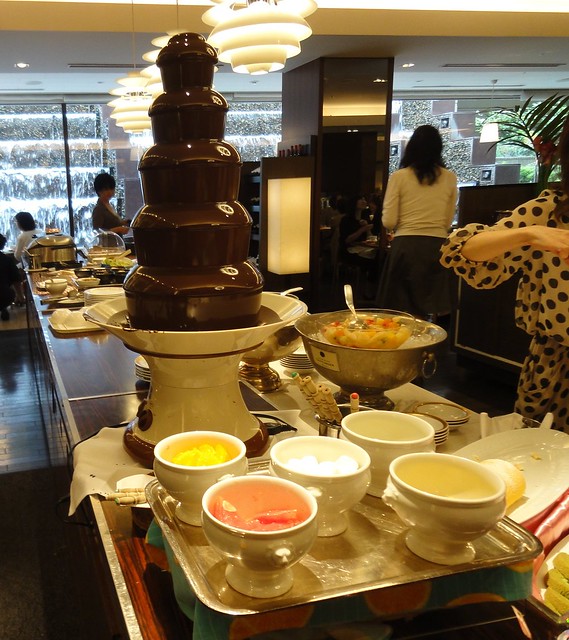 チョコレートファウンテンに子供は大喜び。｜名古屋東急ホテル