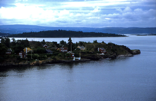 Norwegen 1998 (014) Oslofjord: Nakholmen • <a style="font-size:0.8em;" href="http://www.flickr.com/photos/69570948@N04/32798403274/" target="_blank">Auf Flickr ansehen</a>