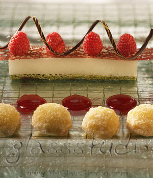 dessert_presentation_on_glass_cake_plate