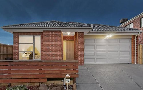 15 Maeve Circuit, Clyde North Vic