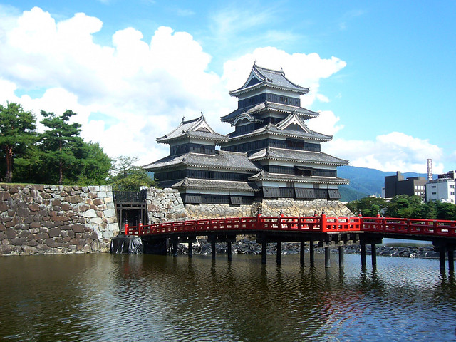 現存最古の五重六階の木造天守を持つ国宝の松本城｜松本城
