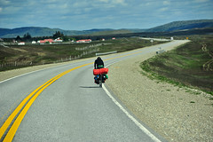 Landstraße Patagonien mit Radfahrer