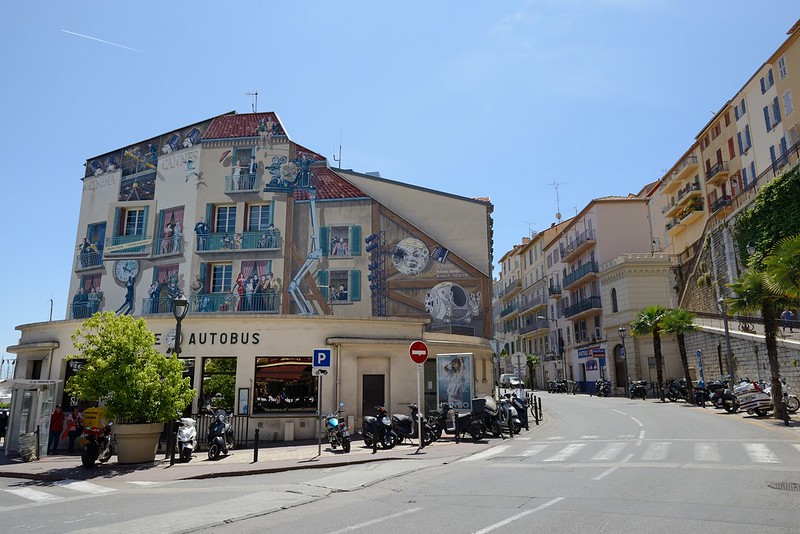 1099-20160524_Cannes-Cote d'Azur-France-Rue Felix Faure-street mural on building depicting scenes from well known films<br/>© <a href="https://flickr.com/people/25326534@N05" target="_blank" rel="nofollow">25326534@N05</a> (<a href="https://flickr.com/photo.gne?id=32418448054" target="_blank" rel="nofollow">Flickr</a>)