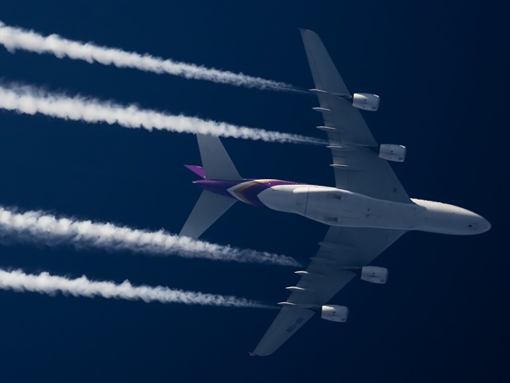A380 - Contrails