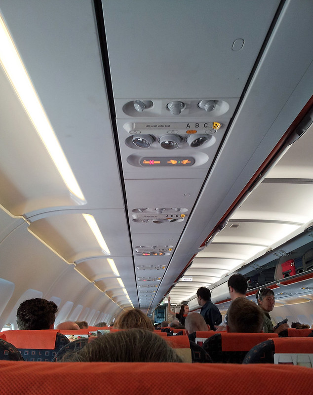 Easyjet A319 (G-EZAO) Cabin<br/>© <a href="https://flickr.com/people/9190307@N05" target="_blank" rel="nofollow">9190307@N05</a> (<a href="https://flickr.com/photo.gne?id=9402155395" target="_blank" rel="nofollow">Flickr</a>)