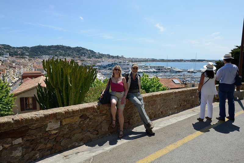 1022-20160524_Cannes-Cote d'Azur-France-Nick & Julia Kaye on Rue Louis Perrissol at top of Old Town-view E beyond to City and Marina<br/>© <a href="https://flickr.com/people/25326534@N05" target="_blank" rel="nofollow">25326534@N05</a> (<a href="https://flickr.com/photo.gne?id=33261542325" target="_blank" rel="nofollow">Flickr</a>)