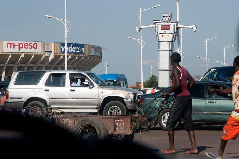 Kinshasa Traffic Robot 2<br/>© <a href="https://flickr.com/people/44220487@N04" target="_blank" rel="nofollow">44220487@N04</a> (<a href="https://flickr.com/photo.gne?id=11085468433" target="_blank" rel="nofollow">Flickr</a>)