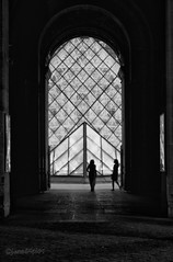 ... Meeting at the entrance to the  Louvre ...