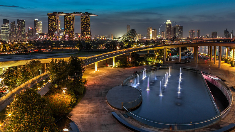Singapore at Blue Hour<br/>© <a href="https://flickr.com/people/35749003@N05" target="_blank" rel="nofollow">35749003@N05</a> (<a href="https://flickr.com/photo.gne?id=9897181724" target="_blank" rel="nofollow">Flickr</a>)
