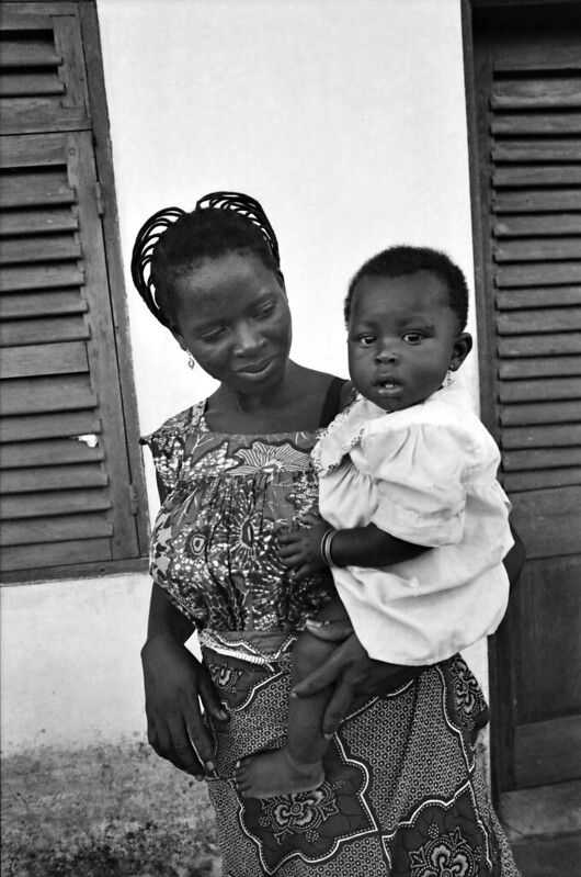 Togo West Africa Beautiful Togolese African Mother and Daughter Village close to Palimé formerly known as Kpalimé is a city in Plateaux Region Togo near the Ghanaian border B&W 23 April 1999 078<br/>© <a href="https://flickr.com/people/41087279@N00" target="_blank" rel="nofollow">41087279@N00</a> (<a href="https://flickr.com/photo.gne?id=13923695142" target="_blank" rel="nofollow">Flickr</a>)