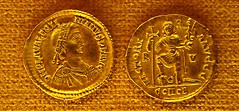 Anglų lietuvių žodynas. Žodis gold reiškia 1. n auksas; 2. a auksinis; gold brick amer. apgaulė;gold- digger n aukso ieškotojas lietuviškai.