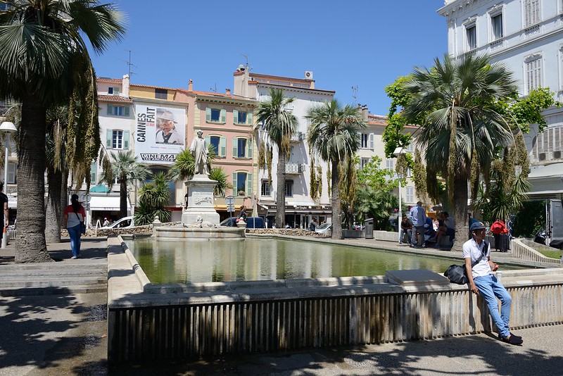 1111-20160524_Cannes-Cote d'Azur-France-pond & fountain at E end of Allee de la Liberte Charles de Gaulle-looking towards Rue Felix Faure<br/>© <a href="https://flickr.com/people/25326534@N05" target="_blank" rel="nofollow">25326534@N05</a> (<a href="https://flickr.com/photo.gne?id=33261885845" target="_blank" rel="nofollow">Flickr</a>)