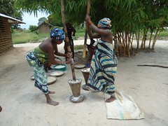 Mozambique: Women preparing food • <a style="font-size:0.8em;" href="http://www.flickr.com/photos/109980257@N03/11208144595/" target="_blank">View on Flickr</a>
