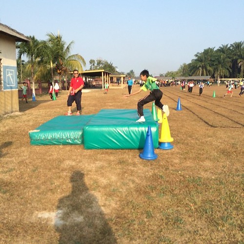 Latihan Lompat Tinggi Di Sekolah Rendah Sport Malaysia Johor Kid A Photo On Flickriver
