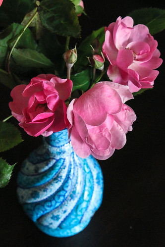 Roses in persian decorative Meenakari flower base@~[i[EJ[[̉ԕrɓo