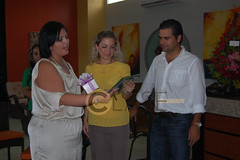 DSC_5009 La titular del Sistema DIF Reynosa, Yanira Deándar de Villarreal, recibió un reconocimiento por parte de las Damas Voluntarias.