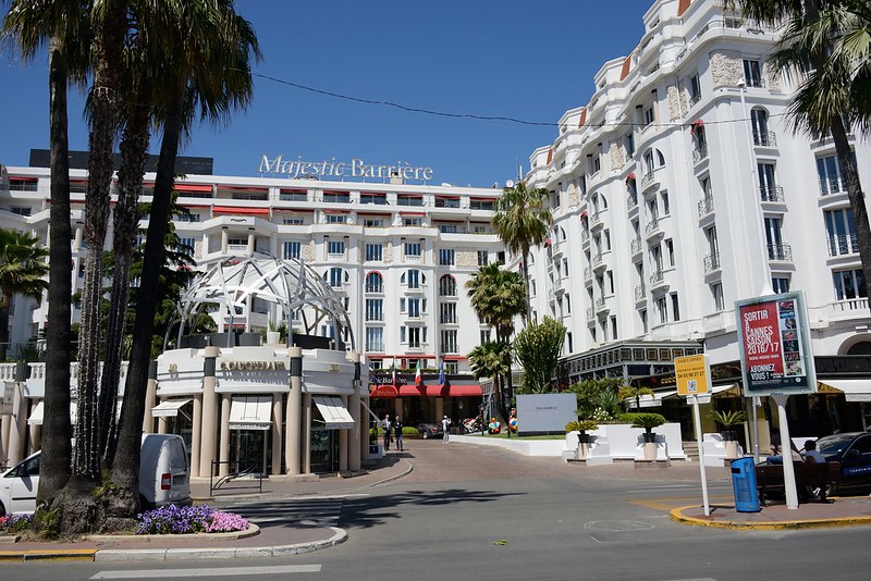 1138-20160524_Cannes-Cote d'Azur-France-Majestic Barriere Hotel viewed from Boulevard de la Croisette<br/>© <a href="https://flickr.com/people/25326534@N05" target="_blank" rel="nofollow">25326534@N05</a> (<a href="https://flickr.com/photo.gne?id=32447393703" target="_blank" rel="nofollow">Flickr</a>)