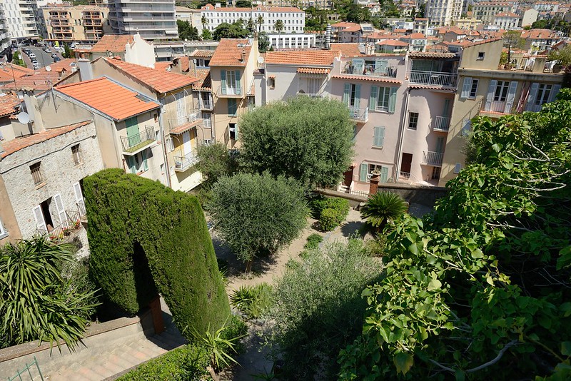 1018-20160524_Cannes-Cote d'Azur-France-looking down on gardens on N side of old walls of Fortress (above Old Town)<br/>© <a href="https://flickr.com/people/25326534@N05" target="_blank" rel="nofollow">25326534@N05</a> (<a href="https://flickr.com/photo.gne?id=33133096441" target="_blank" rel="nofollow">Flickr</a>)