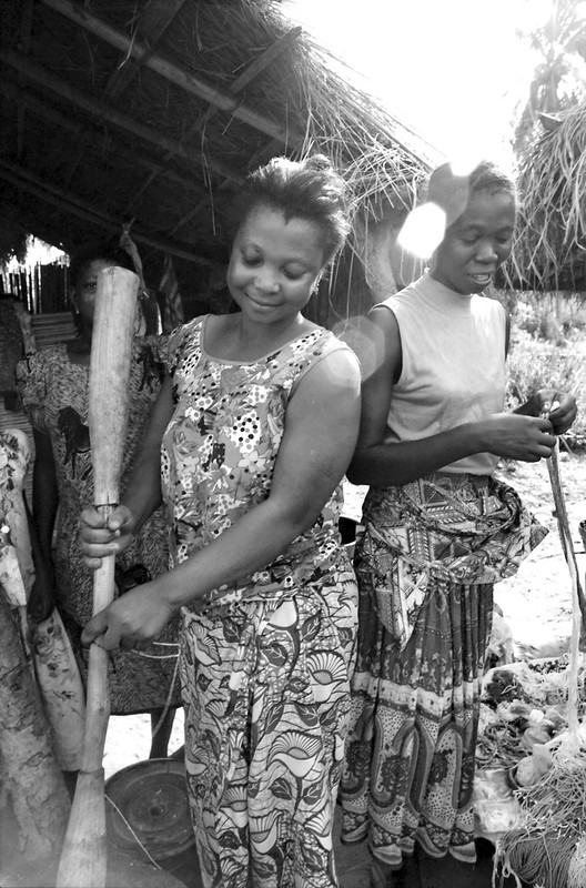 Togo West Africa Village Market Togolese Ladies close to Palimé formerly known as Kpalimé a city in Plateaux Region Togo near the Ghanaian border B&W 24 April 1999 102 Marketplace Making Fufu<br/>© <a href="https://flickr.com/people/41087279@N00" target="_blank" rel="nofollow">41087279@N00</a> (<a href="https://flickr.com/photo.gne?id=13924948431" target="_blank" rel="nofollow">Flickr</a>)