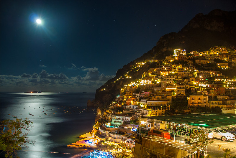 Positano by moonlight<br/>© <a href="https://flickr.com/people/36336201@N00" target="_blank" rel="nofollow">36336201@N00</a> (<a href="https://flickr.com/photo.gne?id=10377300905" target="_blank" rel="nofollow">Flickr</a>)