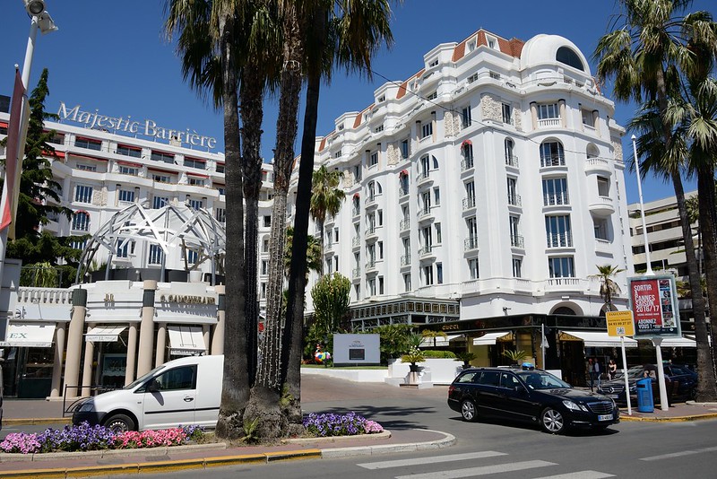 1137-20160524_Cannes-Cote d'Azur-France-Majestic Barriere Hotel viewed from Boulevard de la Croisette<br/>© <a href="https://flickr.com/people/25326534@N05" target="_blank" rel="nofollow">25326534@N05</a> (<a href="https://flickr.com/photo.gne?id=32447392263" target="_blank" rel="nofollow">Flickr</a>)
