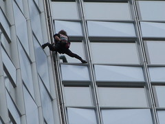 L'Homme Araignée escalade la tour First de La Défense