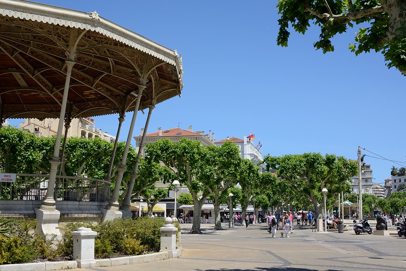1109-20160524_Cannes-Cote d'Azur-France-looking Ewards along Park of Allee de la Liberte Charles de Gaulle from beside bandstand at W end<br/>© <a href="https://flickr.com/people/25326534@N05" target="_blank" rel="nofollow">25326534@N05</a> (<a href="https://flickr.com/photo.gne?id=33261881805" target="_blank" rel="nofollow">Flickr</a>)