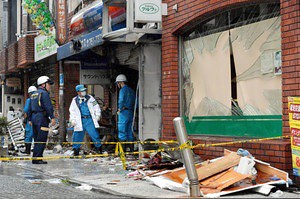 川崎のビルでガス爆発か　１人死亡８人けが...