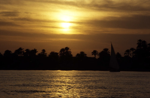 Ägypten 1999 (767) Luxor: Sonnenuntergang am Nil • <a style="font-size:0.8em;" href="http://www.flickr.com/photos/69570948@N04/33534277466/" target="_blank">Auf Flickr ansehen</a>