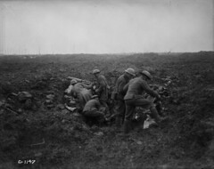 Canadian machine gunners setting up a Vickers machine gun in a shell hole, Vimy Ridge, April 1917 / Des mitrailleurs canadiens installant une mitrailleuse Vickers dans un trou d’obus, crête de Vimy, avril 1917