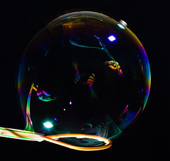 Anglų lietuvių žodynas. Žodis bubble reiškia 1. n 1) burbulas; to blow bubbles leisti muilo burbulus; pūslė; 2) virimas; 2. v burbuliuoti, virti lietuviškai.