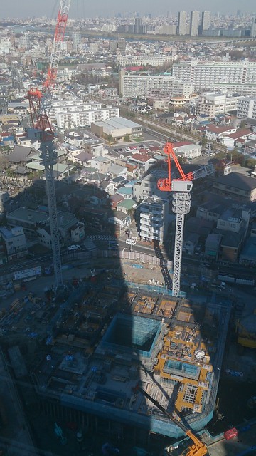 ツインタワーから見た建設地です。左が新川...