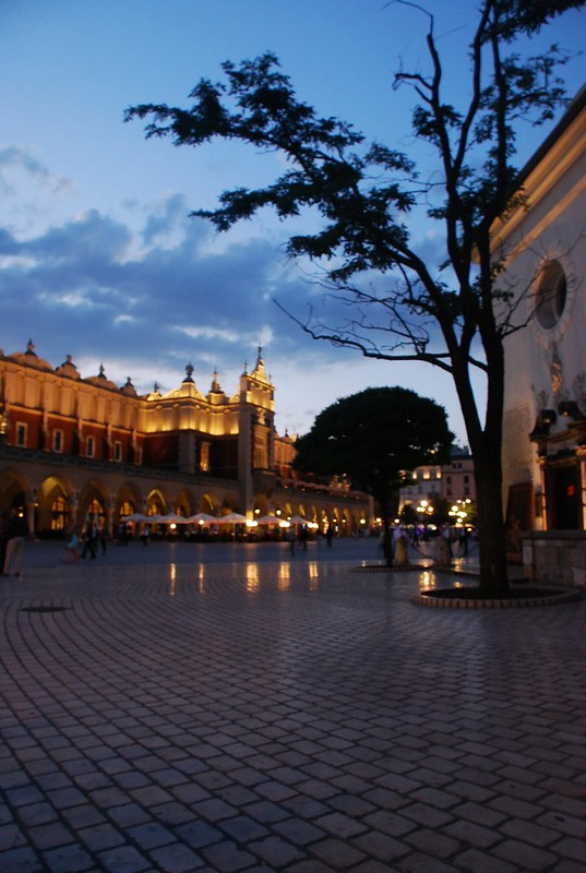 Main square at night<br/>© <a href="https://flickr.com/people/77939098@N04" target="_blank" rel="nofollow">77939098@N04</a> (<a href="https://flickr.com/photo.gne?id=14249150650" target="_blank" rel="nofollow">Flickr</a>)