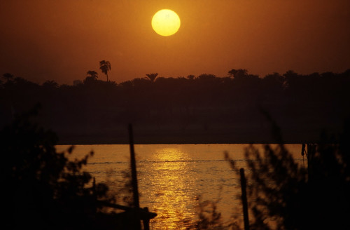 Ägypten 1999 (768) Luxor: Sonnenuntergang am Nil • <a style="font-size:0.8em;" href="http://www.flickr.com/photos/69570948@N04/33574969905/" target="_blank">Auf Flickr ansehen</a>