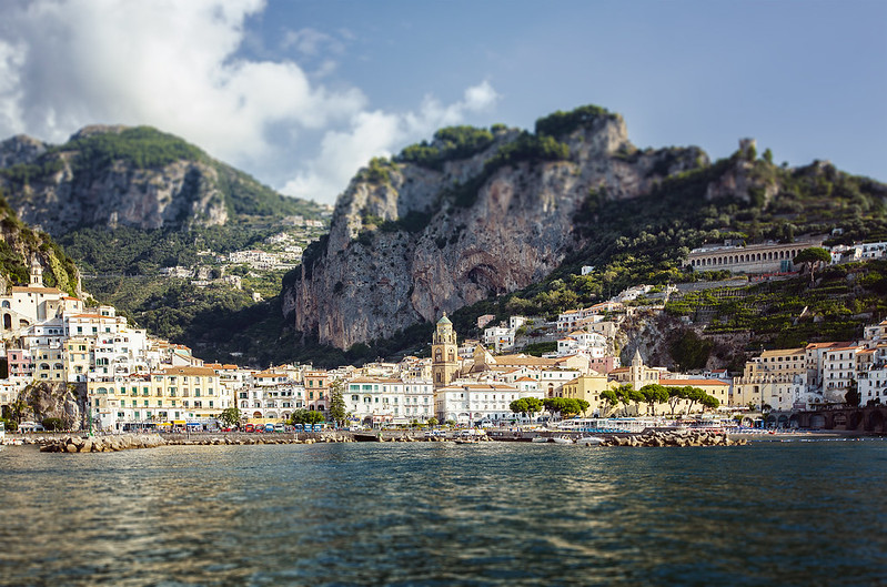 Panoramic view of the town Amalfi, with the Amalfi Cathedral in the centre.<br/>© <a href="https://flickr.com/people/89691357@N05" target="_blank" rel="nofollow">89691357@N05</a> (<a href="https://flickr.com/photo.gne?id=15162619638" target="_blank" rel="nofollow">Flickr</a>)