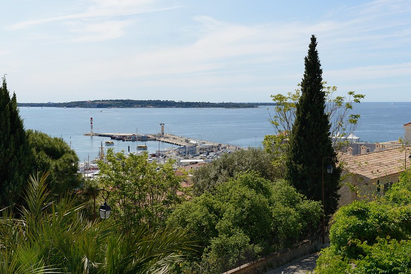 1001-20160524_Cannes-Cote d'Azur-France-view SE from upper Place of Old Town towards Iles de Lerins<br/>© <a href="https://flickr.com/people/25326534@N05" target="_blank" rel="nofollow">25326534@N05</a> (<a href="https://flickr.com/photo.gne?id=33261484755" target="_blank" rel="nofollow">Flickr</a>)