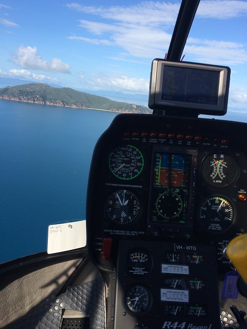 ヘリコプターでヘイマン島の上空を操縦しま...