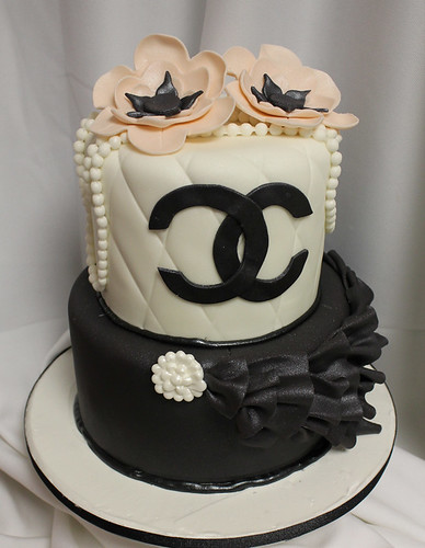 Chanel pearls ruffles cake