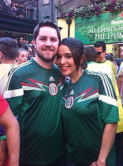 Angie Vilchis con Davren Croghan portando "la verde" para apoyar a la Selección Mexicana de futbol en Kilmainham, cerca de Irlanda, Dublín.