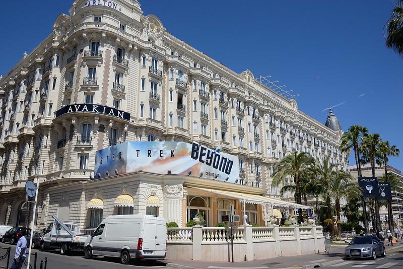 1148-20160524_Cannes-Cote d'Azur-France-Intercontinental Carlton Hotel viewed from Boulevard de la Croisette<br/>© <a href="https://flickr.com/people/25326534@N05" target="_blank" rel="nofollow">25326534@N05</a> (<a href="https://flickr.com/photo.gne?id=32447412033" target="_blank" rel="nofollow">Flickr</a>)