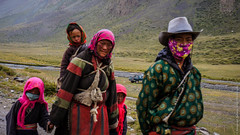 Тибетцы на Коре вокруг Кайласа в Тибете
