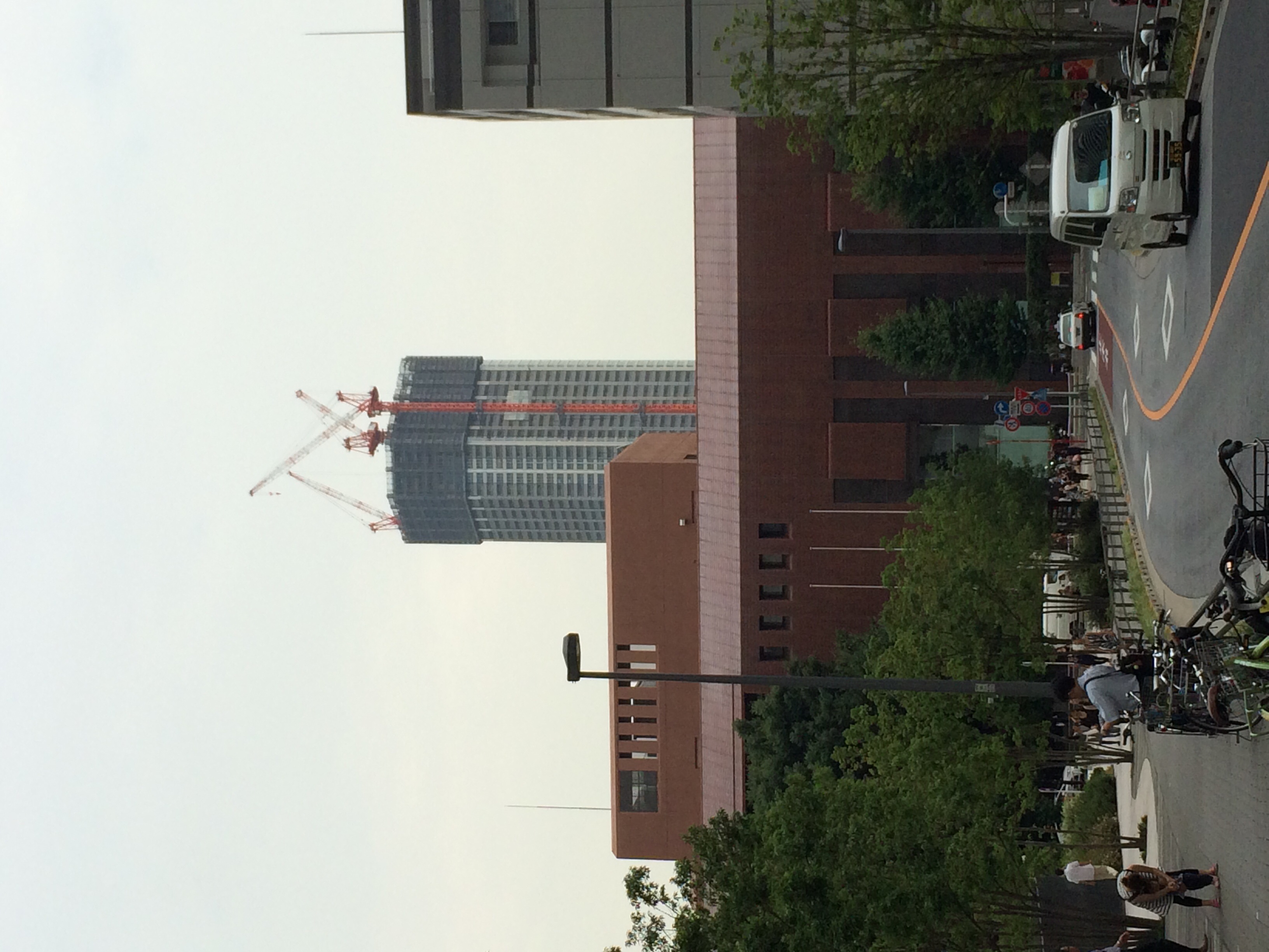 東新宿駅近辺からの写真。本日午後3時頃。