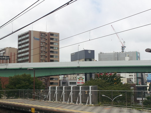 同じく、左のロジェ鶴舞駅前との2ショット...