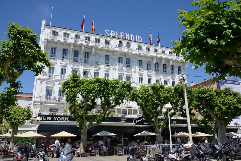 1113-20160524_Cannes-Cote d'Azur-France-Hotel Splendid at E end of Allee de la Liberte Charles de Gaulle<br/>© <a href="https://flickr.com/people/25326534@N05" target="_blank" rel="nofollow">25326534@N05</a> (<a href="https://flickr.com/photo.gne?id=32447259203" target="_blank" rel="nofollow">Flickr</a>)