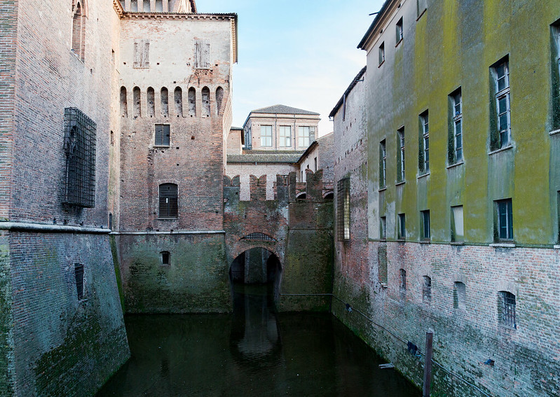 Lake side of Palazzo Ducale in Mantova<br/>© <a href="https://flickr.com/people/8085316@N03" target="_blank" rel="nofollow">8085316@N03</a> (<a href="https://flickr.com/photo.gne?id=33255941641" target="_blank" rel="nofollow">Flickr</a>)