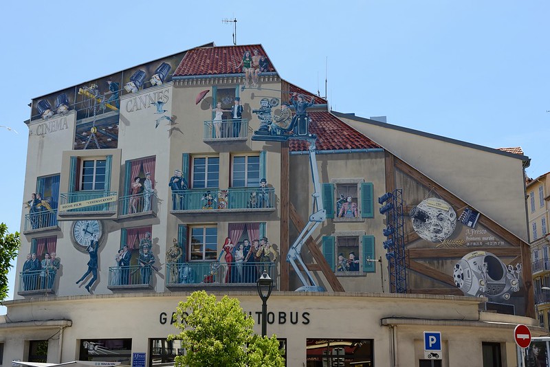 1100-20160524_Cannes-Cote d'Azur-France-Rue Felix Faure-street mural on building depicting scenes from well known films<br/>© <a href="https://flickr.com/people/25326534@N05" target="_blank" rel="nofollow">25326534@N05</a> (<a href="https://flickr.com/photo.gne?id=32418449364" target="_blank" rel="nofollow">Flickr</a>)
