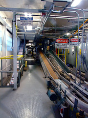 Long conveyors in Coors assembly line • <a style="font-size:0.8em;" href="http://www.flickr.com/photos/34843984@N07/14924373094/" target="_blank">View on Flickr</a>